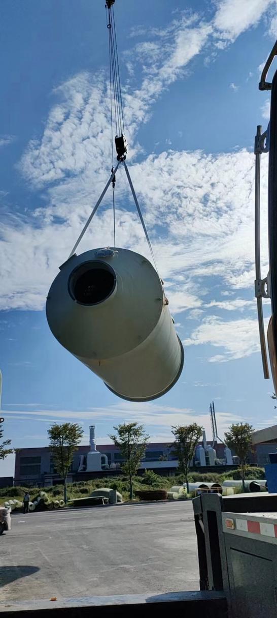 玻璃钢喷淋塔是采用玻璃纤维增强塑料制作而成的